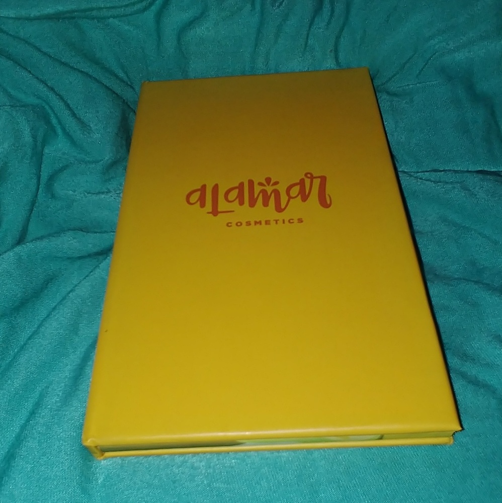 Alamar Eyeshadow pallette